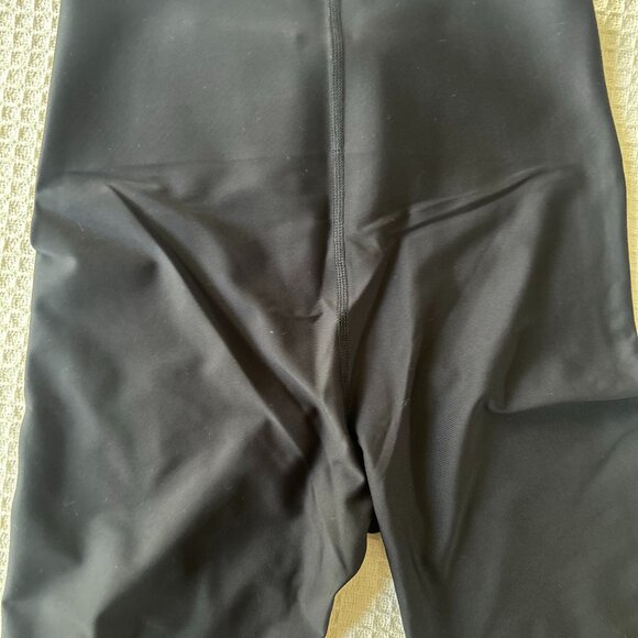 Old navy, Extra High-Waisted PowerSoft Sculpt 7/8 Leggings, Size M, Black jack - Picture 2 of 9